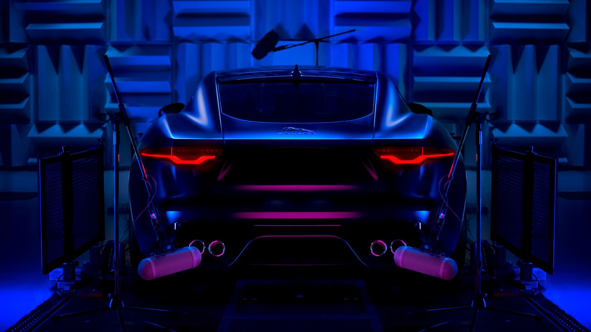 The noise of the Jaguar F-Type was recorded in a special sound chamber, via PA