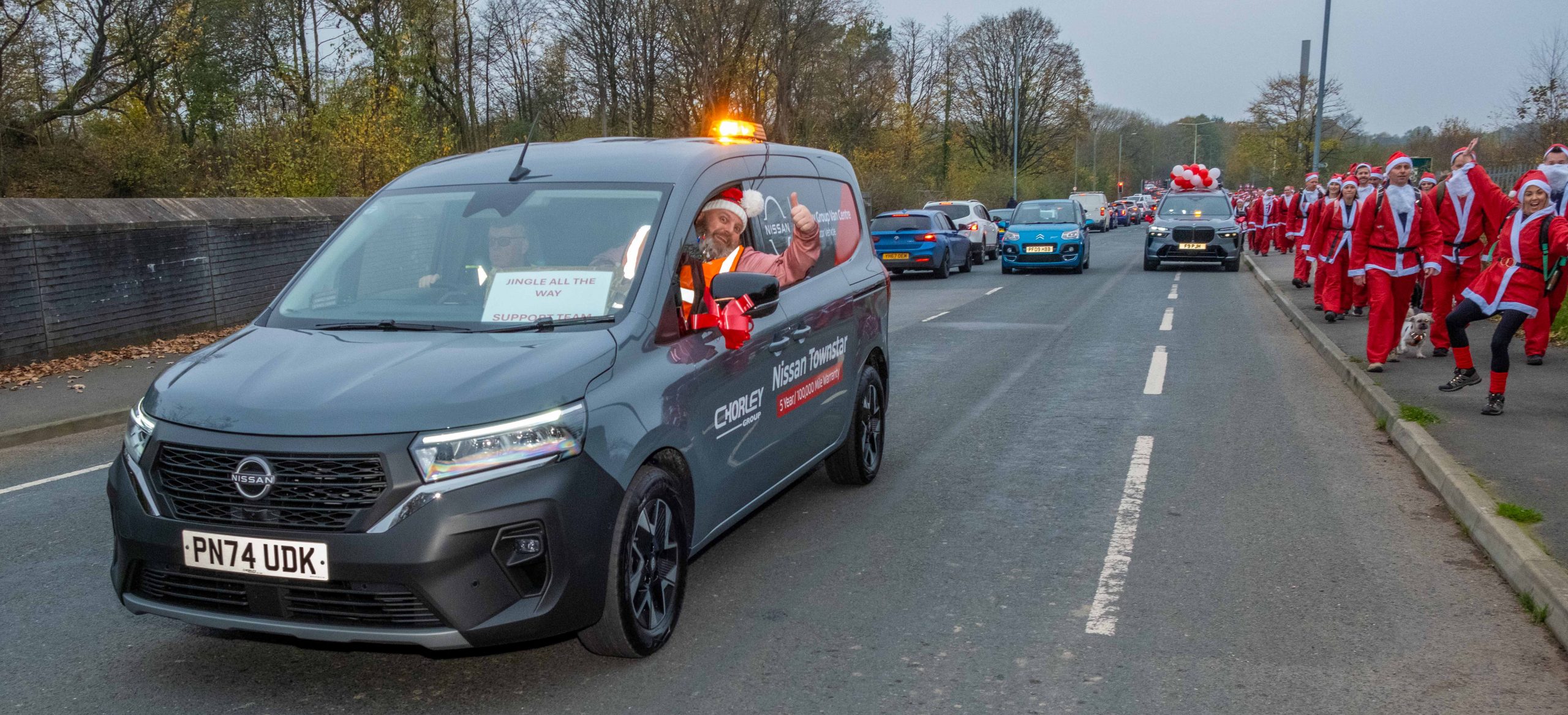 日産ディーラーがサンタウォークをサポートしてお祭り気分を盛り上げる – Car Dealer Magazine